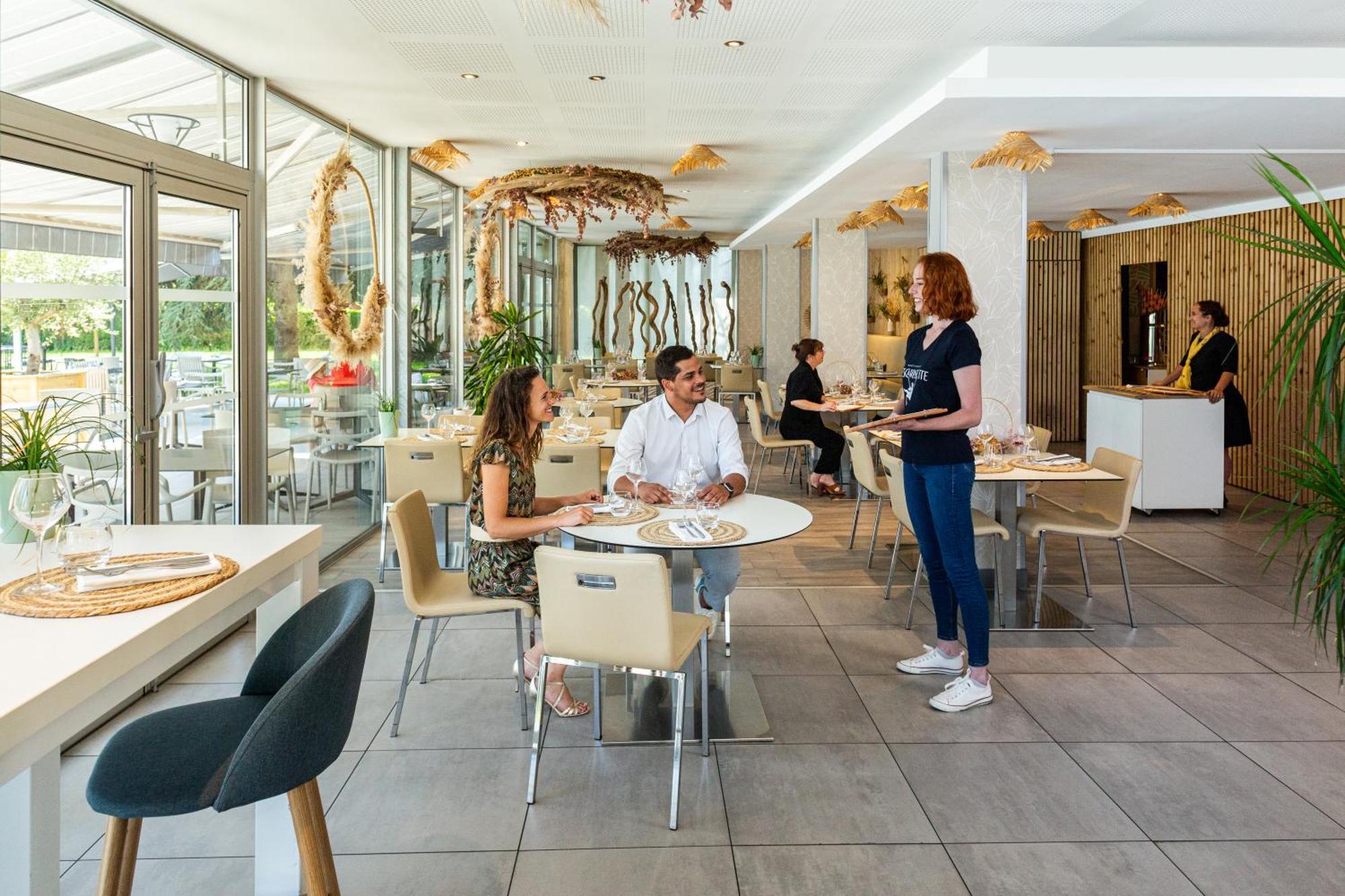 Novotel Pau Pyrenees Лескар Екстериор снимка
